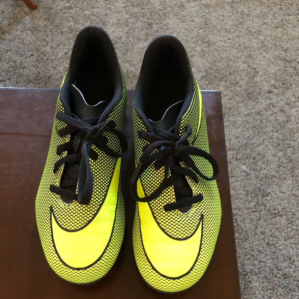 Boys 4Y Nike soccer cleats